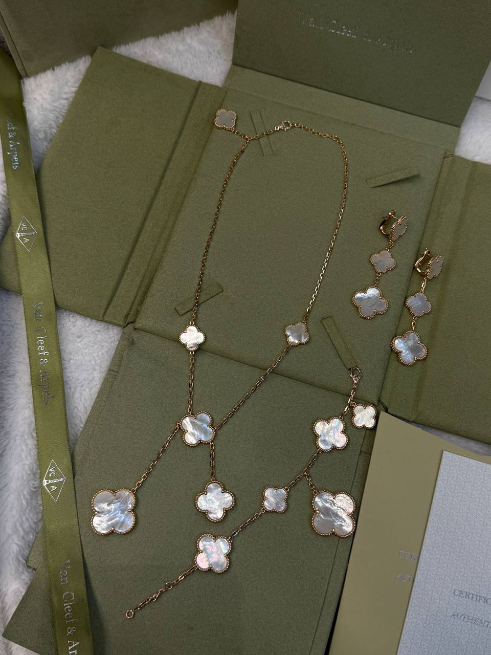 Vancleef Set
with normal box 🎁
320 dhs🪙🌨️
with original box
🎁🎁🎁
400 dhs🪙🌨️
Zain209
♥️♥️♥️