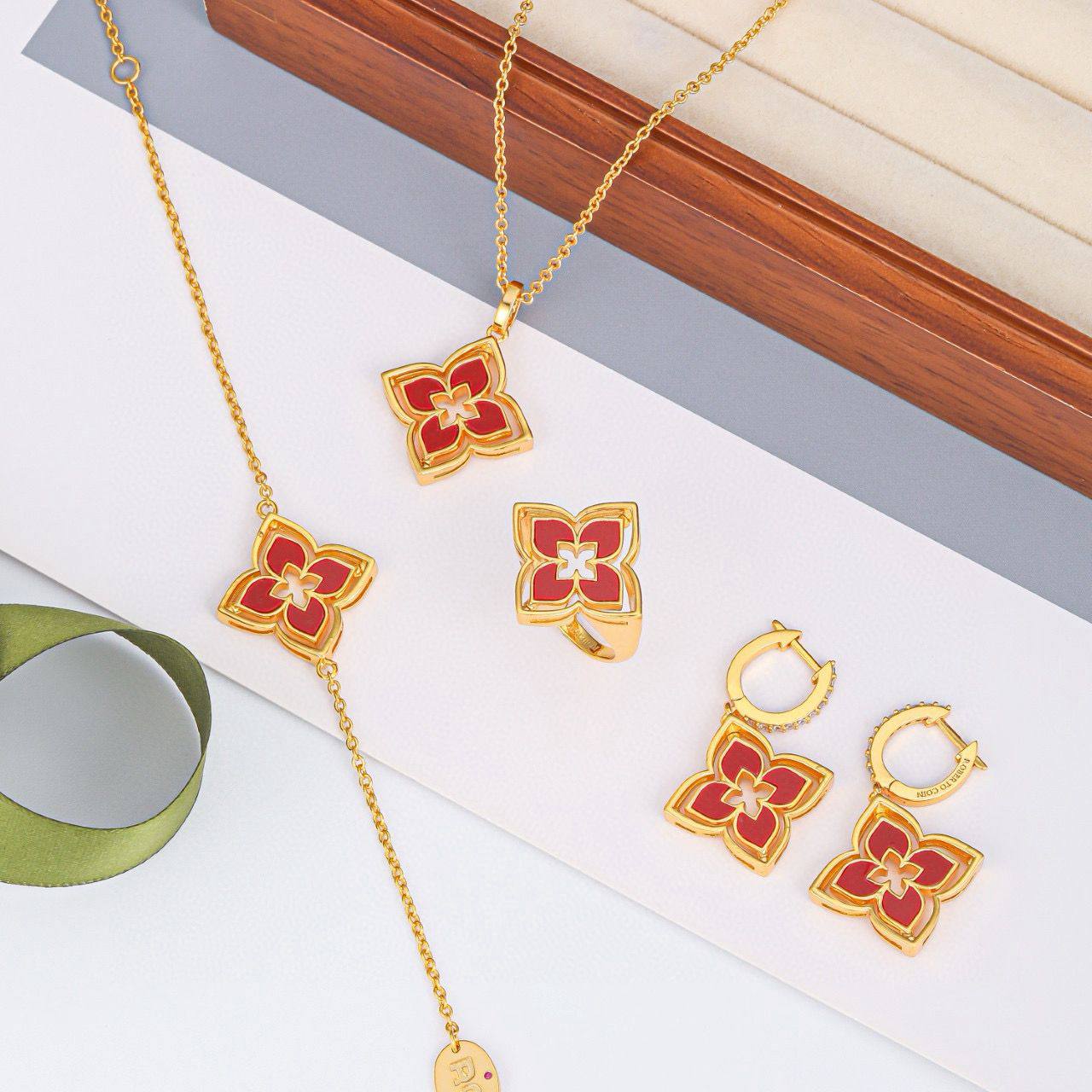 SET VCA
Necklace Bracelet Earrings
120 dhs🪙💕
Zain89
♥️♥️♥️