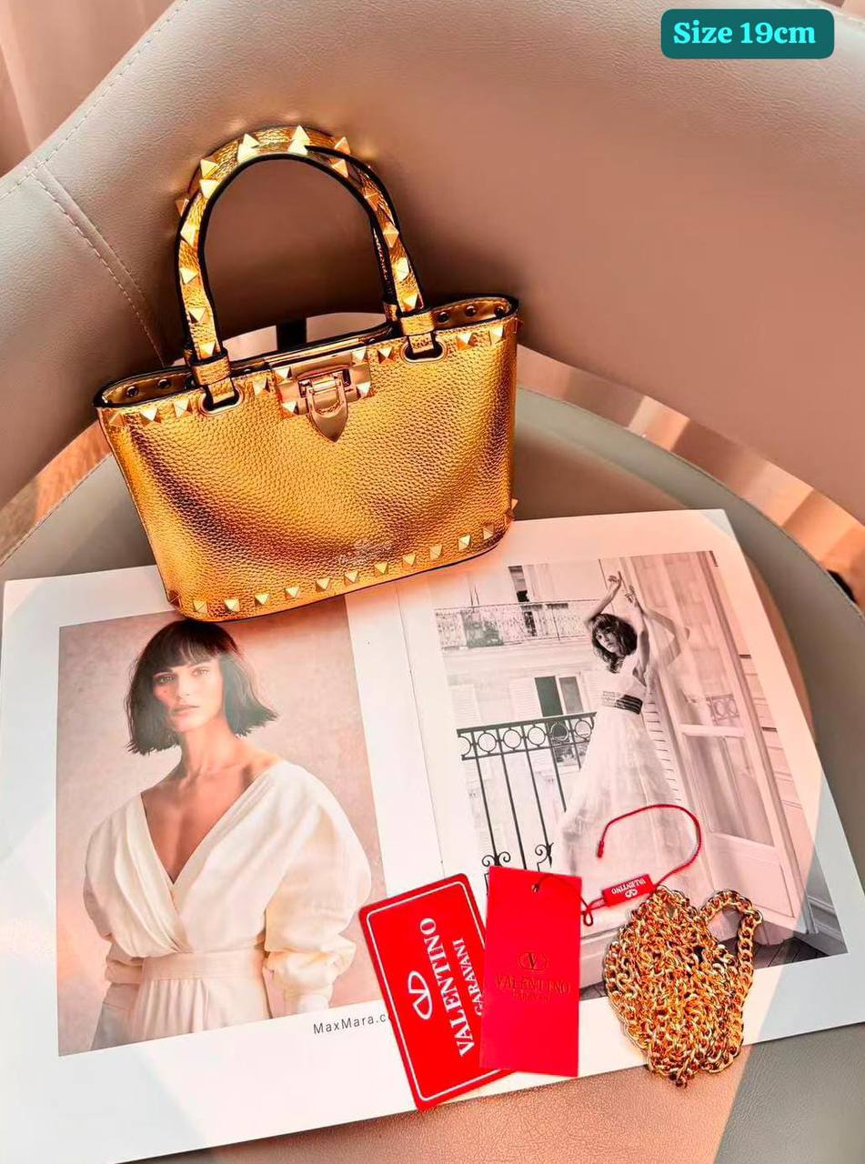 Valentino
Good quality
with box
120 dhs✅
Zain186
♥️♥️♥️