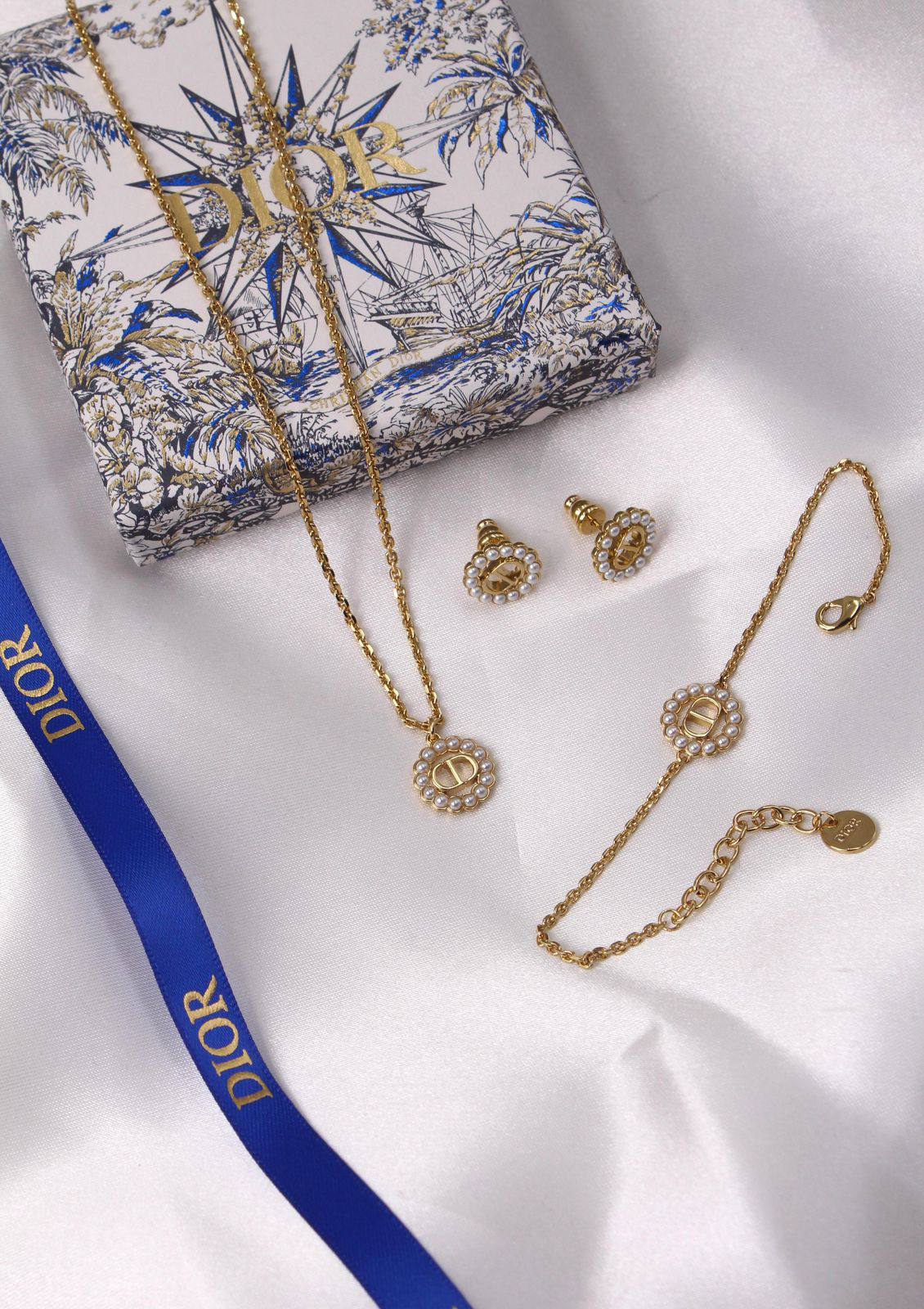 DIOR 🤍
* ↗️ *Super Master Quality ®️*⬆️
* DIOR Petit CD Circle PENDANT , EARINGS & BRACLET
*275 dhs❣️* with *Normal* Box & Bag
*285 dhs❣️* with *Orignal* Packaging
Zain209
♥️♥️♥️