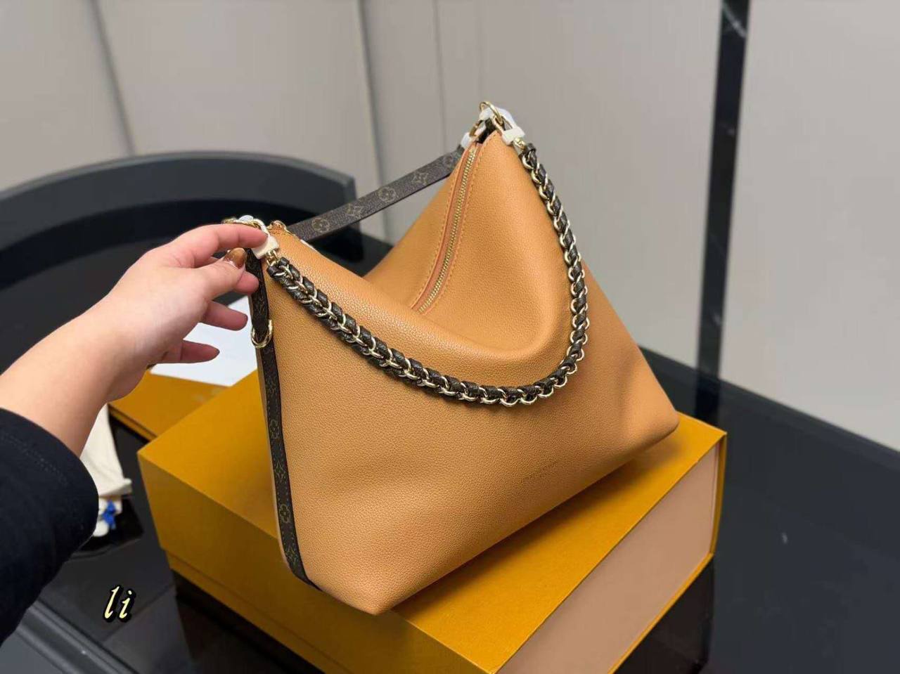 LV
Multipass Handbag
Monogram Canvas Material
Size: cm
With BOX
🎁🎁🎁
110 dhs✅
Zain239
♥️♥️♥️