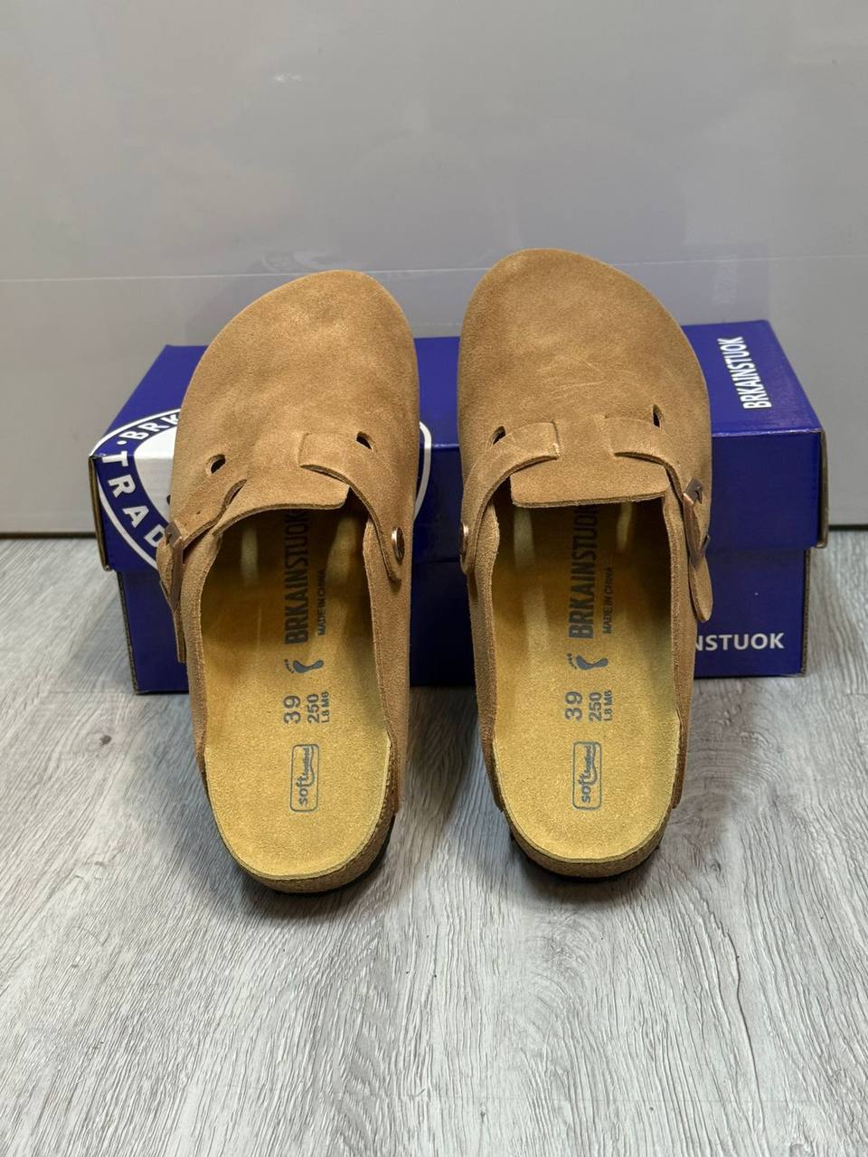 BRKAINSTUOK
LEATHER SLIPPER
GOOD QUALITY
*105 DHS*🪙🌨️
Size 36 to 41
Zain40
♥️♥️♥️