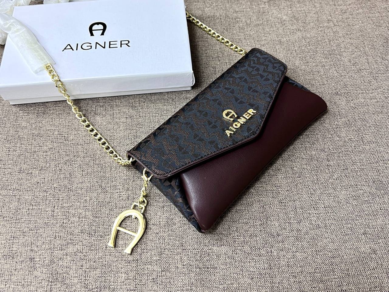 Aigner
55 dhs 🇦🇪🇦🇪🇦🇪
size 20cm
with box
Zain26
♥️♥️♥️