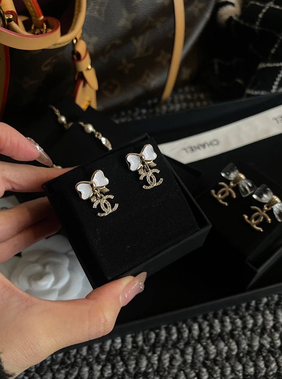 CHANEL* 🤍
* Earing & Choker (Necklace)
* Gold-Finish Metal with Stones
* ↗️ *Super Master Quality ®️*
*170 dhs❤️* with *Normal* Box & Bag
*260 dhs❤️* with *Orignal* Packaging 🎁
Zain106
♥️♥️♥️