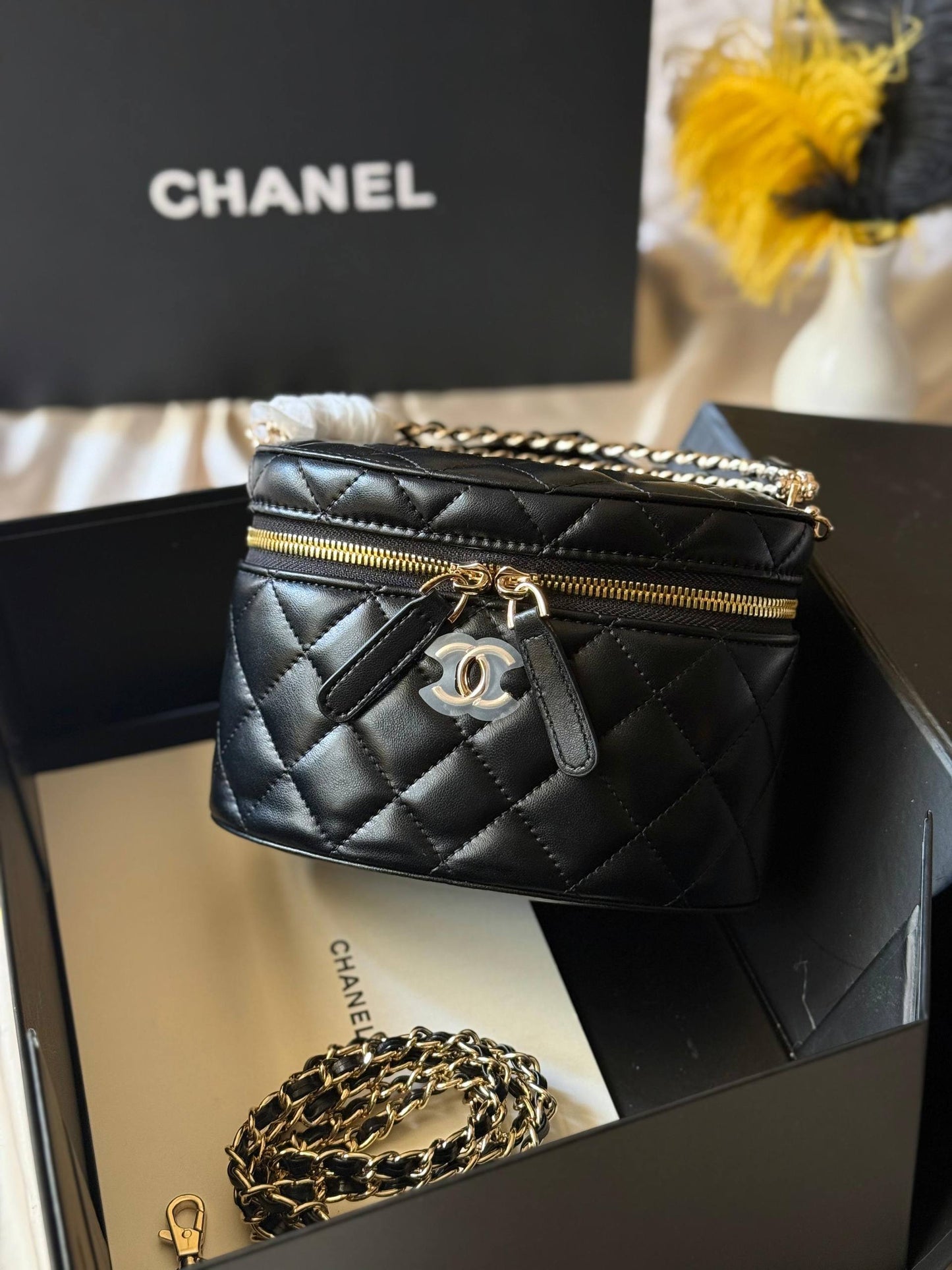 CHANEL
18cm
340 dhs❣️
Top quality
With box🎁
Zain167
♥️♥️♥️