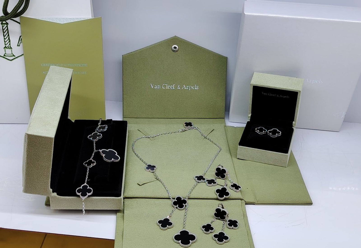 VCA SET❤️🔥*
Necklace 🦋
Earring🌸
Ring 💍 free size
Bracelet 🐦🔥
Master quality 💯
With normal boxes 📦
240 dhs🗽
With master box 🗃️
300 dhs🗽
Zain216
♥️♥️♥️