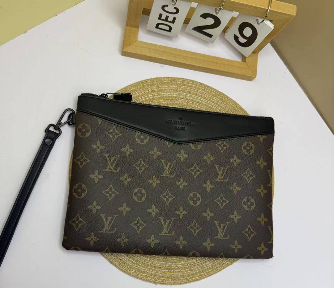 Pouch
60 dhs✅
with box🎁
size 29×20cm
Zain42
♥️♥️♥️