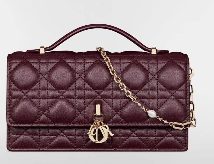 Dior
with box
🎁🎁🎁
100 dhs✅
Zain118
♥️♥️♥️