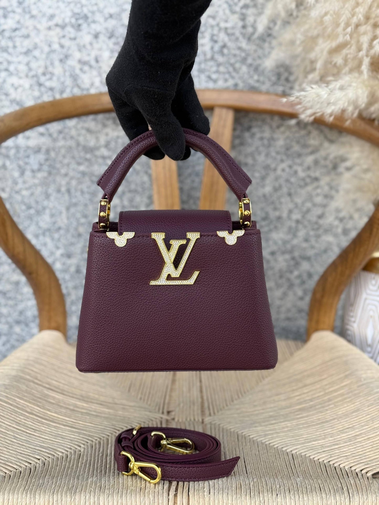 LV
21cm
350 dhs❣️
Top quality
With box🎁
Zain167
♥️♥️♥️