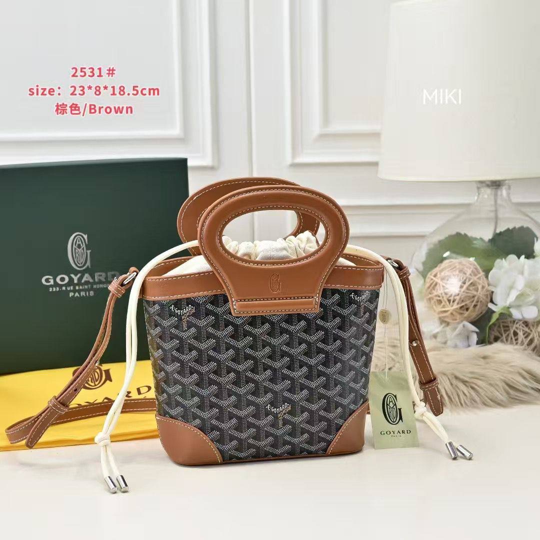 Goyard
With box
🎁🎁🎁
size:23×8×18.5cm
115 dhs❤️
Zain114
♥️♥️♥️