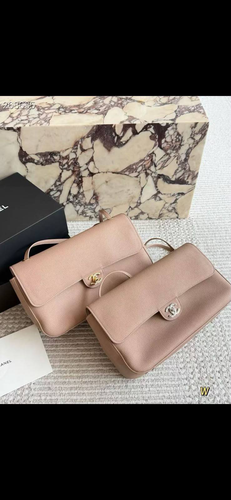 Chanel Maxi flap bag silver metal
Master quality
32cm with box 📦
360 dhs✅
Zain95
♥️♥️♥️