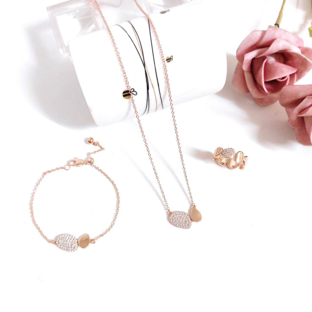 APM Set 💕
Necklace
Bracelet
Ring 💍
*MASTER QUALITY* ☘️
110 dhs🪙💚 normal box 📦
Zain48
♥️♥️♥️
