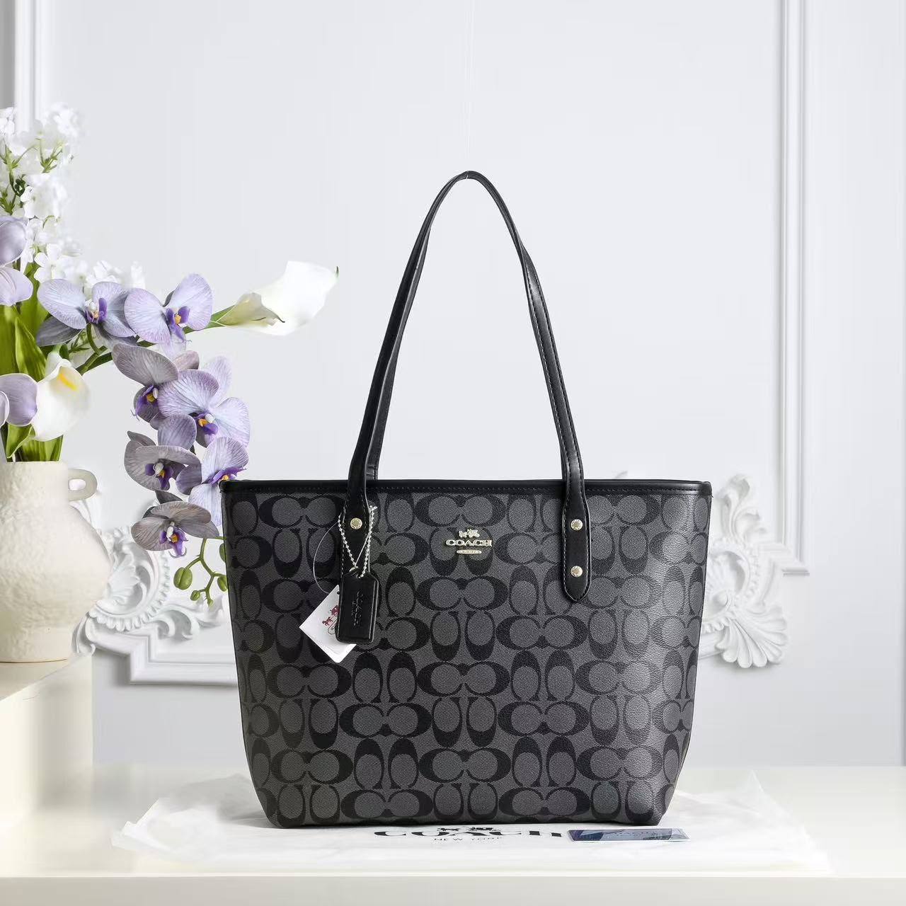 Coach
90 dhs✅
size 38×10×26cm
Zain42
♥️♥️♥️