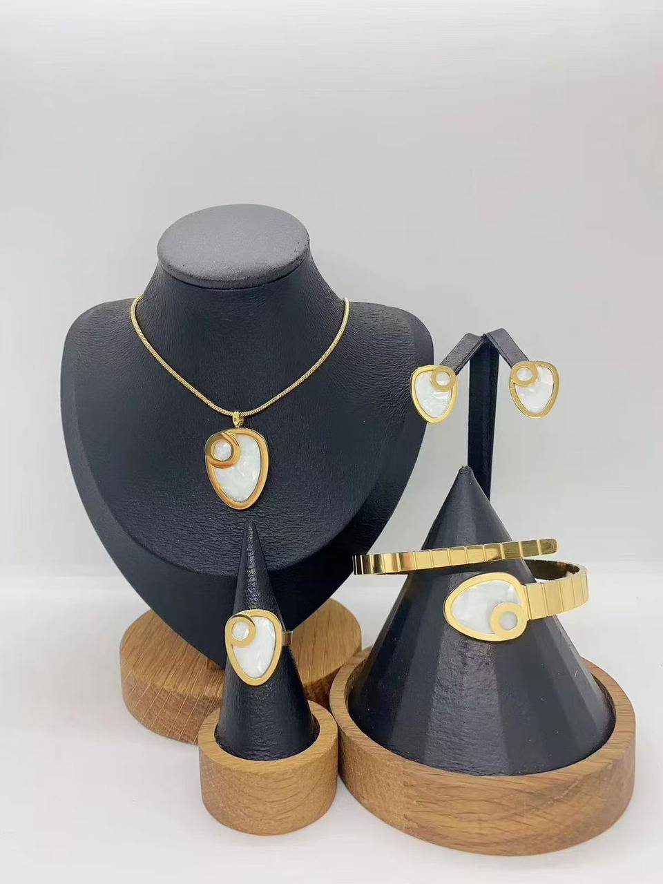 Accessories Set
50 dhs🇦🇪🇦🇪
Zain45
♥️♥️♥️
