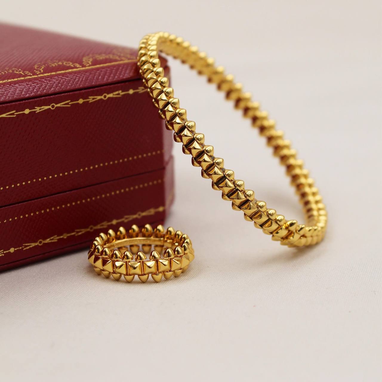 CARTIER ❤️🔥*
Bangle 💥
Ring 💍 available size👇
6,7,8,9
Master quality 💯
With normal boxes 🗃️
110 dhs💓
With master box 📦
150 dhs💓
Zain216
♥️♥️♥️