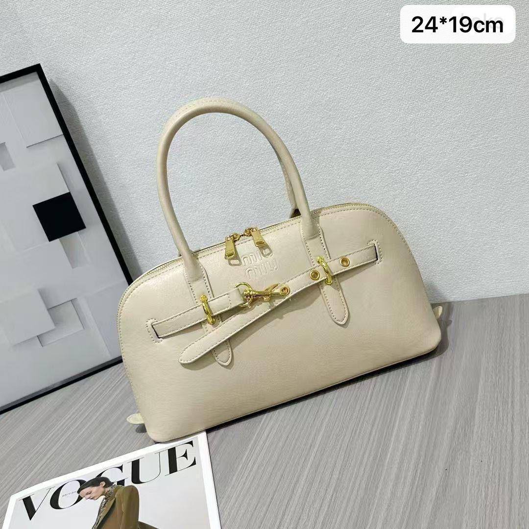 🌷 Miumiu Aventure
Size : 24 * 12 * 19 cm
85 dhs🪙🌺
Zain115
♥️♥️♥️