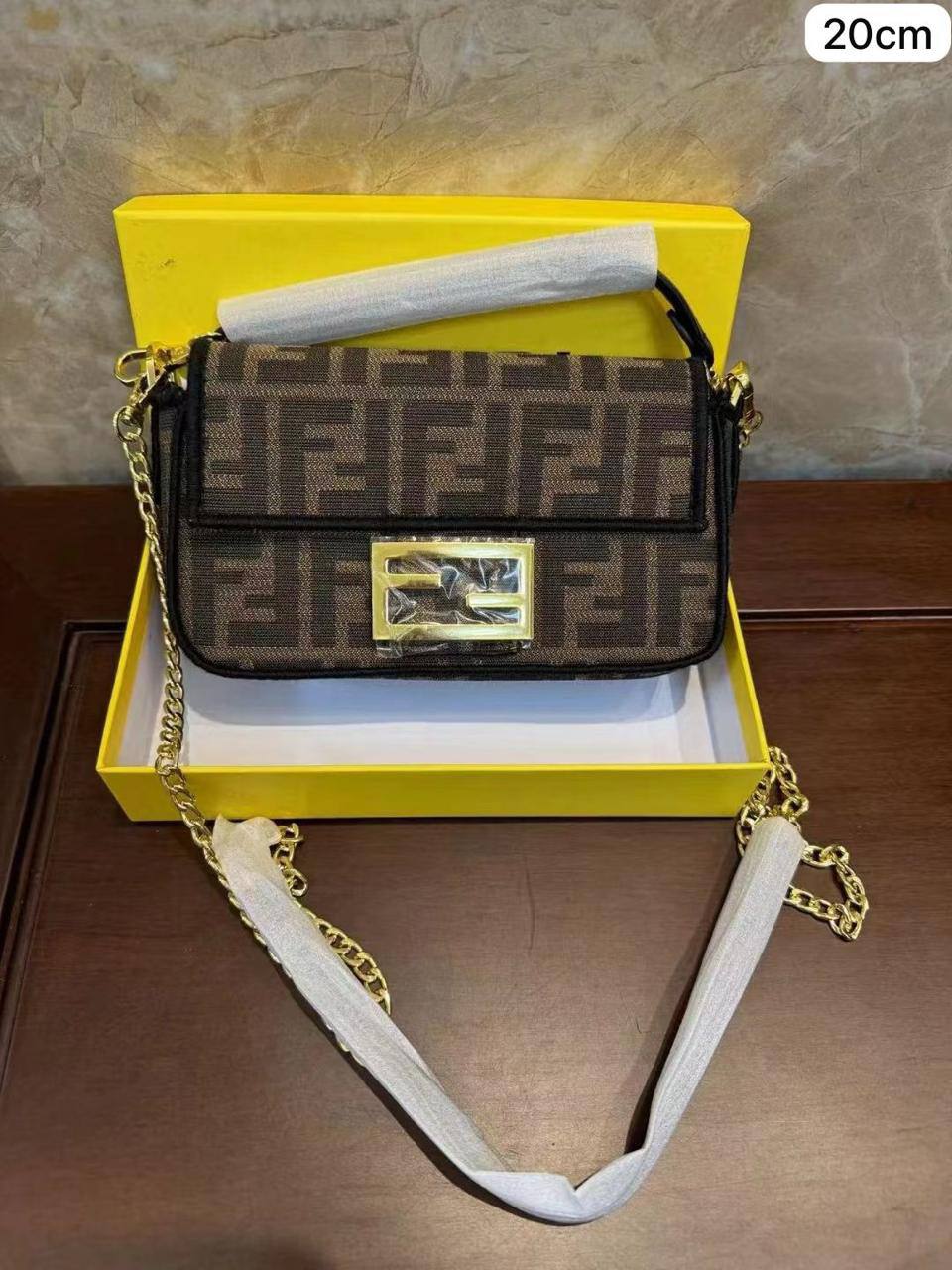 ❤️ Fendi Small baguette
1️⃣ First quality +🎁
Size : 20 * 10 cm
80 dhs🌺
with box🎁
Zain115
♥️♥️♥️