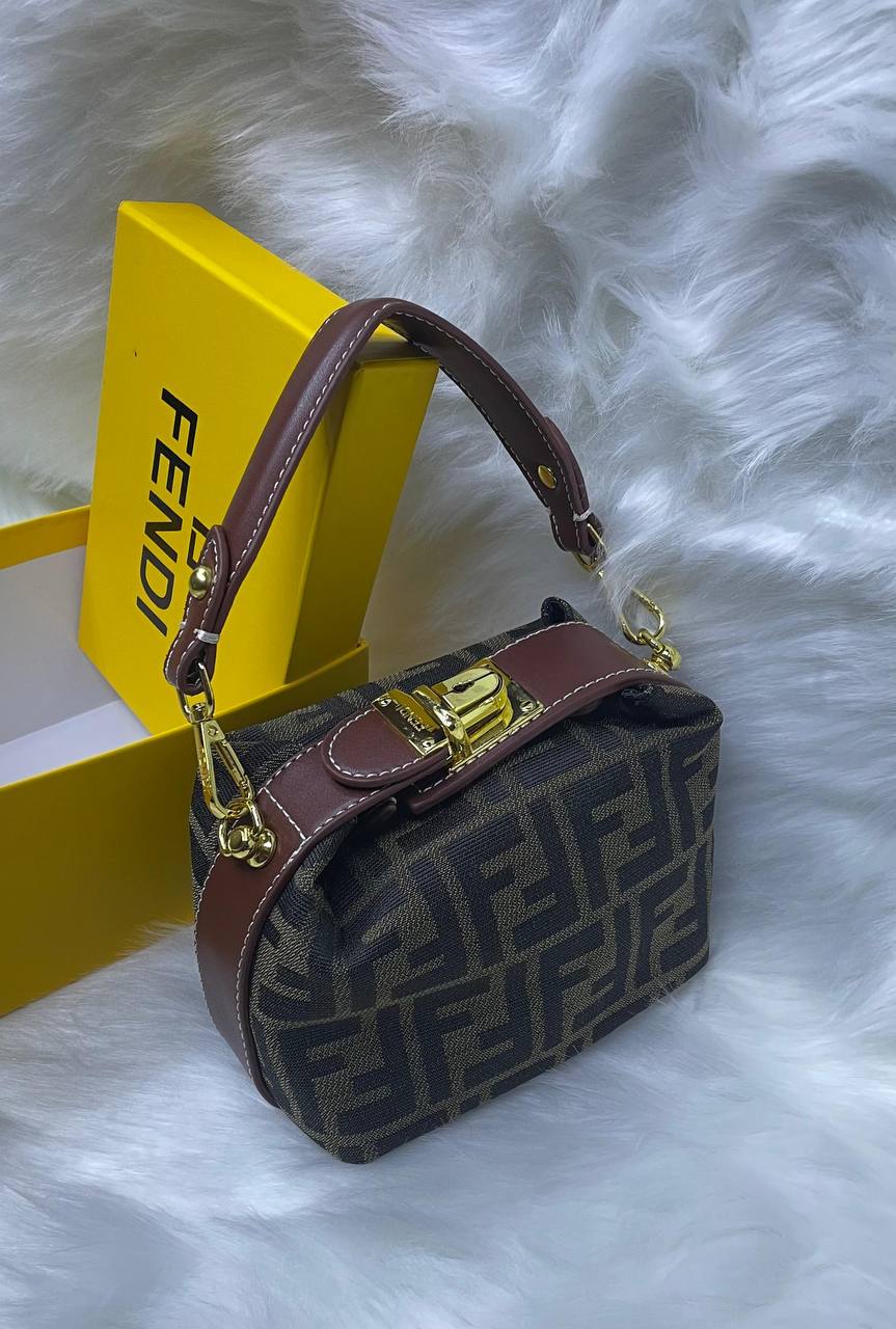 Fendi
85 dhs✅
with box
🎁🎁🎁
Zain72
♥️♥️♥️