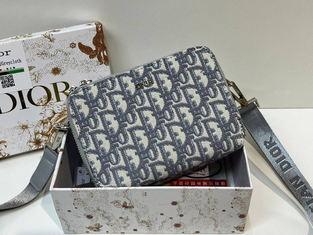 LV Dior
90 dhs✅
with box
🎁🎁🎁
size 17×6×12cm
Zain213
♥️♥️♥️