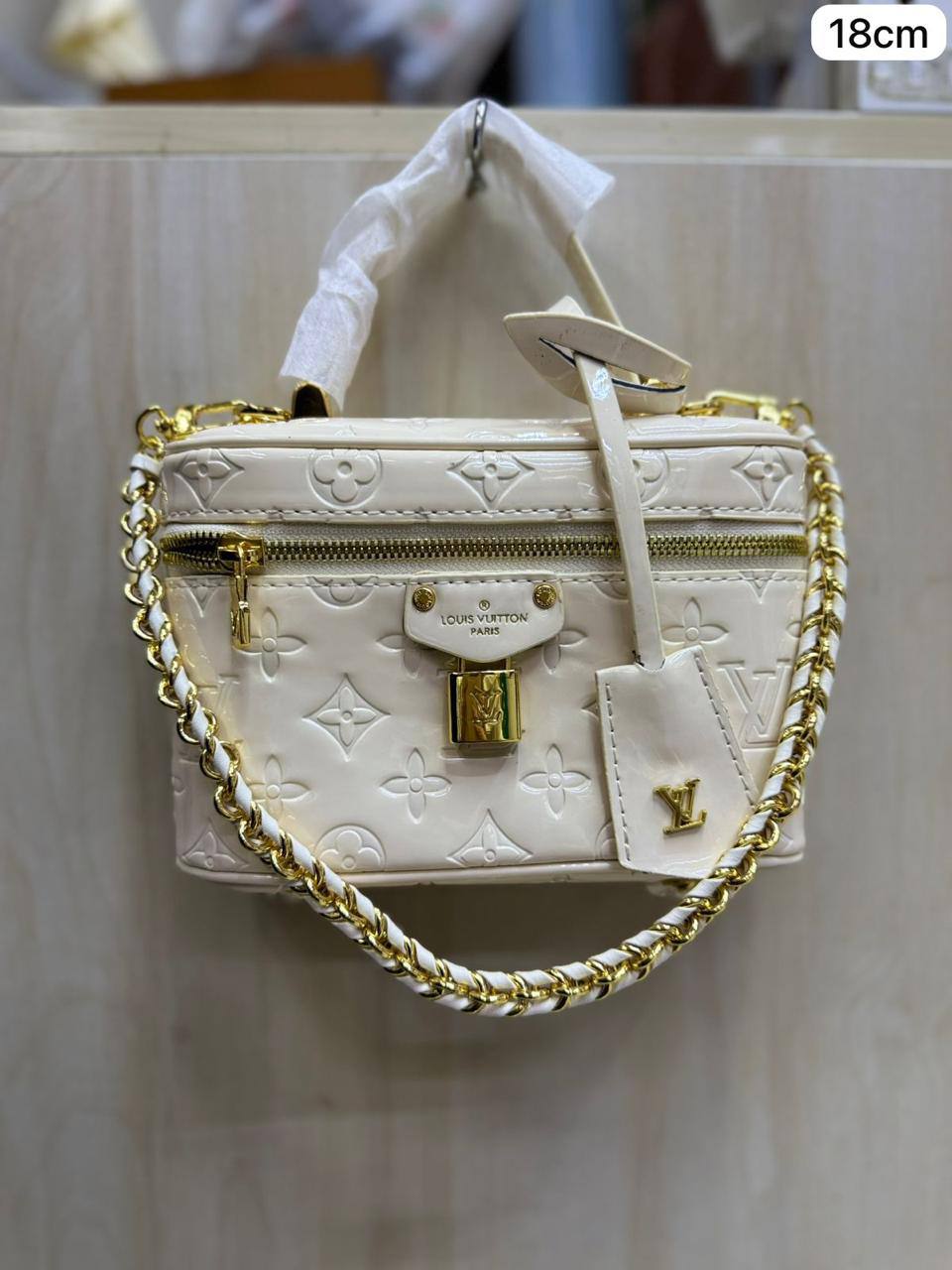 🌟 LV Vanity
1️⃣ First quality +🎁
Size : 18 * 12 cm
85 dhs✅
with box🎁
Zain115
♥️♥️♥️