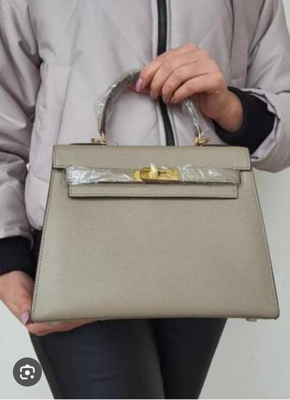 Hermes
GOOD quality
110 dhs✅
SIZE 25 CM
Zain200
♥️♥️♥️