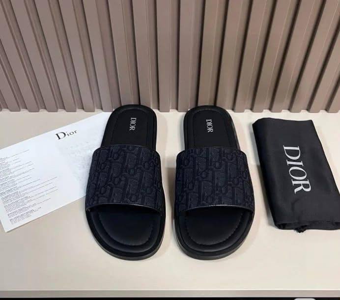 DIOR SLIPPER
GOOD QUALITY
100 dhs✅
Size 40-45
Zain40
♥️♥️♥️