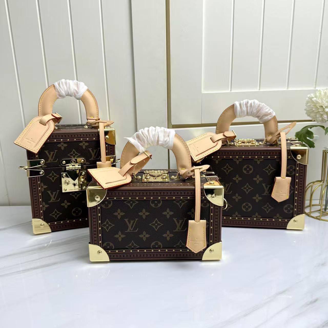 LV
camera & mackup box
430 dhs❣️
Zain228
♥️♥️♥️