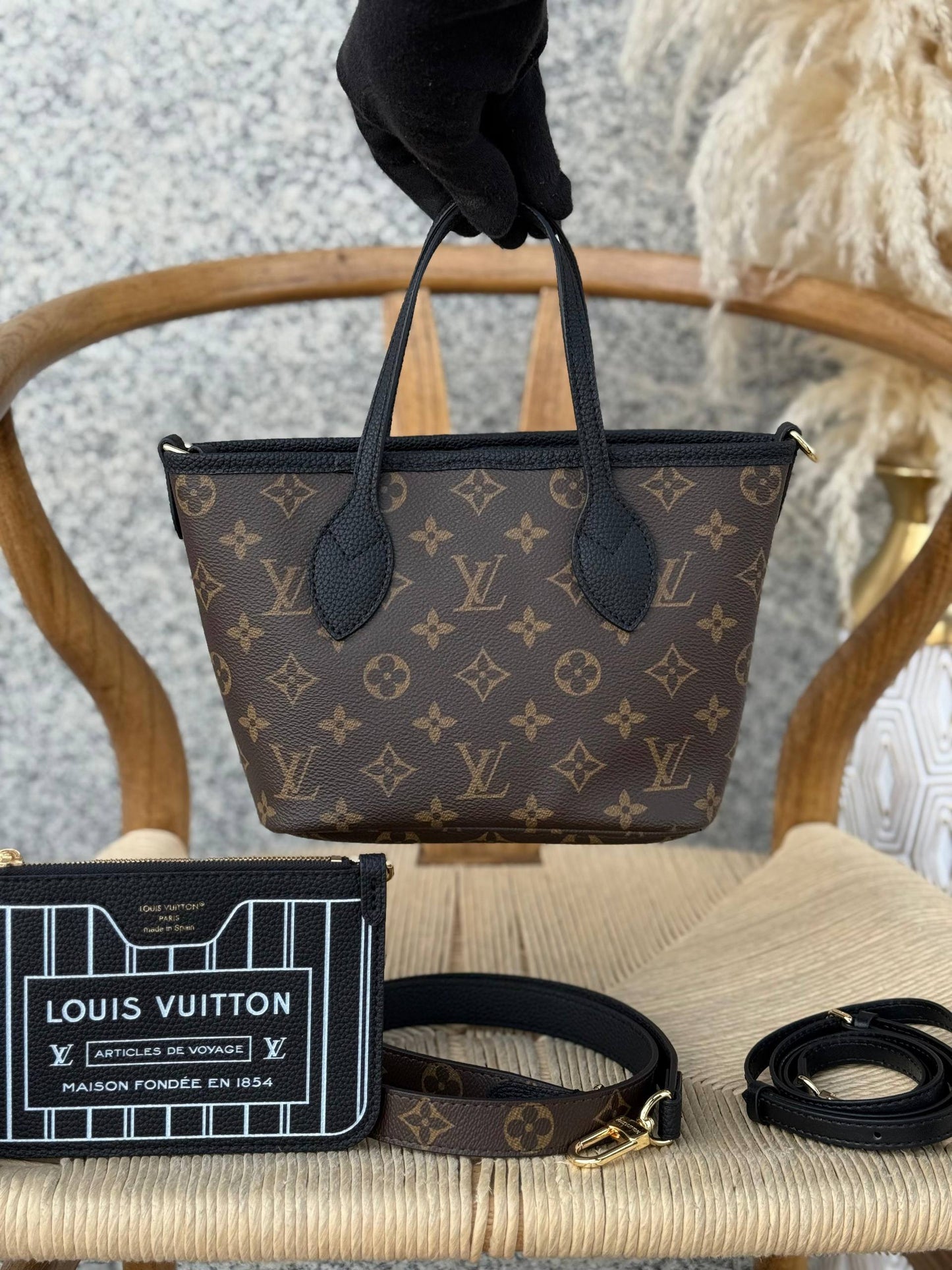 LV
19cm
330 dhs❣️
Top quality
With box🎁
Zain167
♥️♥️♥️