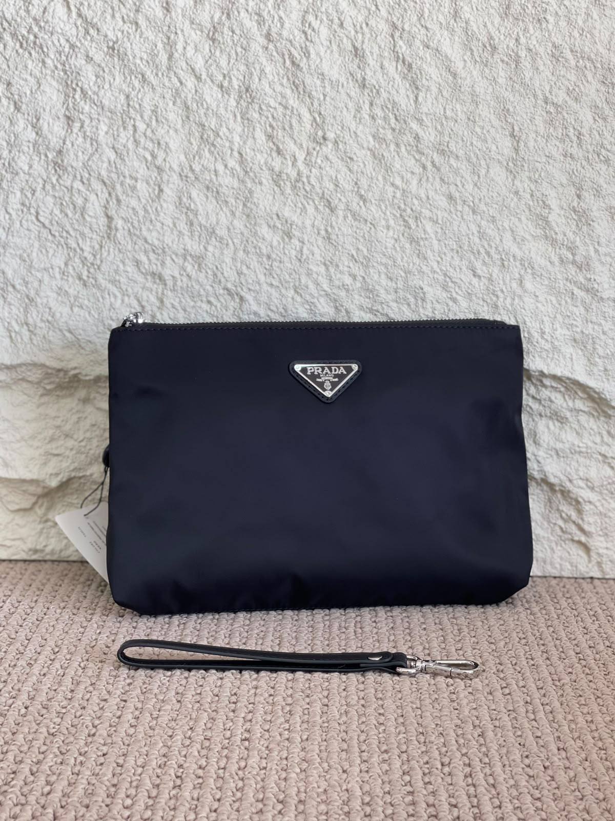 Prada
Clutch
Master Quality
350 dhs🇦🇪🇦🇪
Zain179
♥️♥️♥️