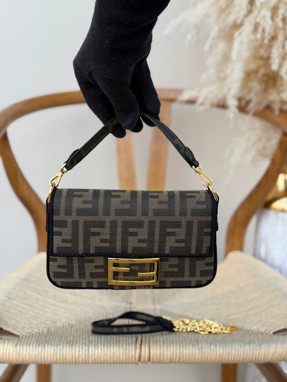 FENDI
20cm
320 dhs🇦🇪🇦🇪
Top quality
With box🎁
Zain167
♥️♥️♥️