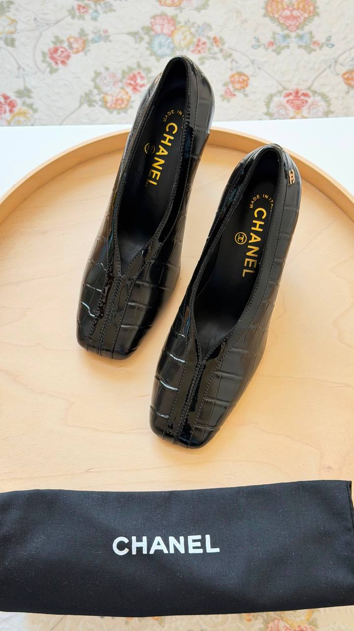 CHANEL
Master quality
Size: 36 to 41
450 dhs💛
Zain318
♥️♥️