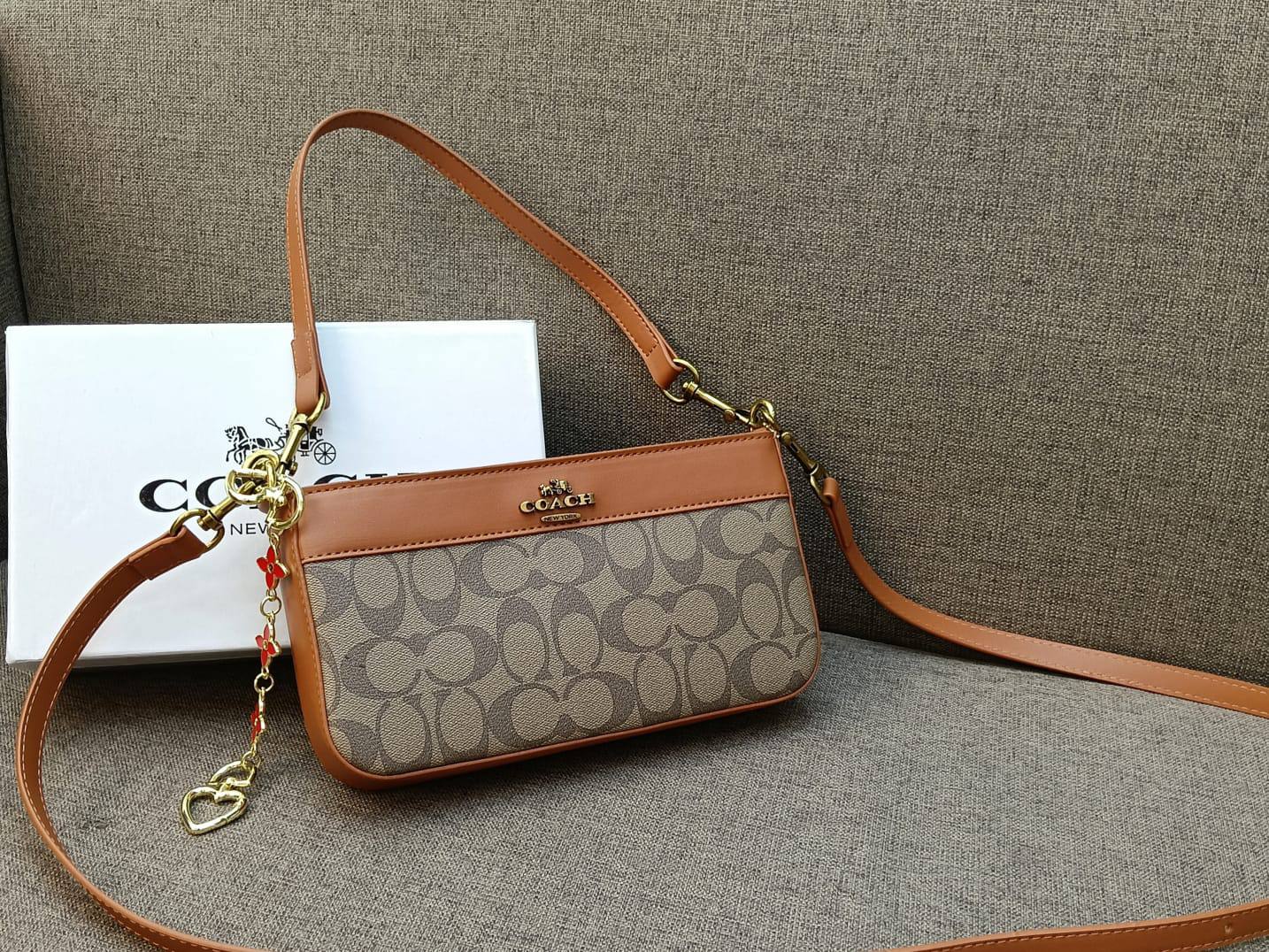 Coach
75 dhs❣️
with box
🎁🎁🎁
size 23cm
Zain26
♥️♥️♥️