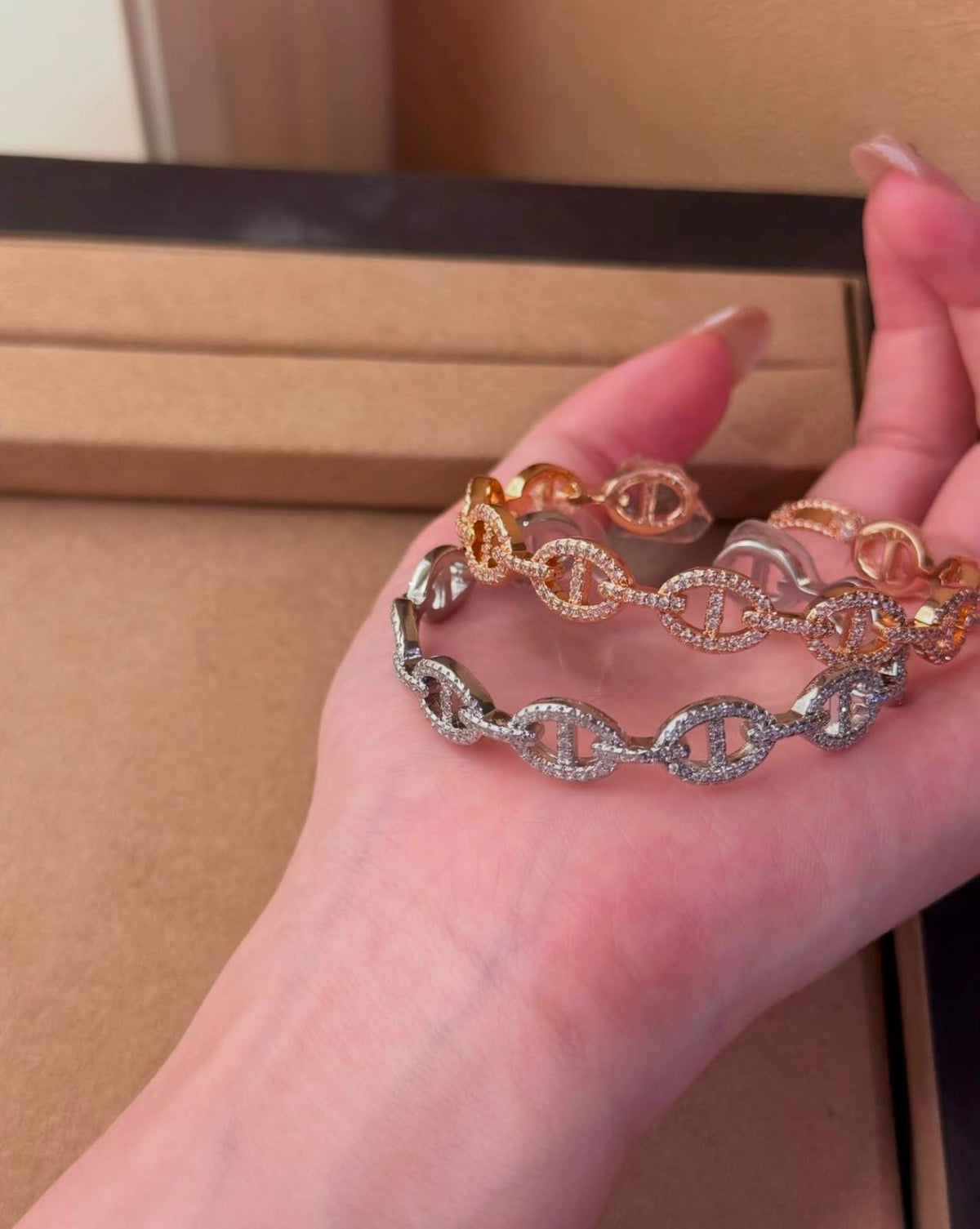 Hermes
Available color 👇
Silver/gold/rose-gold
Bangle ✨
Master quality 💯
With normal boxes 🗃️
70 dhs🇦🇪🇦🇪
With master box 📦
80 dhs🇦🇪🇦🇪
Zain216
♥️♥️♥️