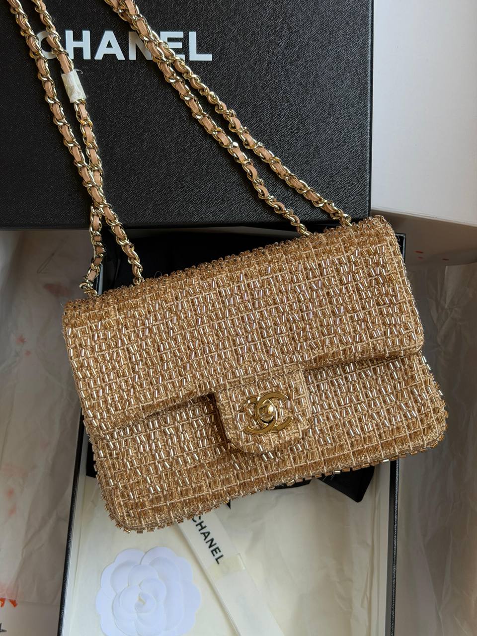 CHANEL
𝐌𝐢𝐧𝐢 𝐂𝐥𝐚𝐬𝐬𝐢𝐜 𝐇𝐚𝐧𝐝𝐛𝐚𝐠 𝐈𝐧 𝐚 𝐒𝐡𝐢𝐦𝐦𝐞𝐫𝐢𝐧𝐠 𝐆𝐨𝐥𝐝 𝐓𝐰𝐞𝐞𝐝 & 𝐁𝐞𝐚𝐝 𝐅𝐢𝐧𝐢𝐬𝐡
1750 dhs✅
ETAG4
♥️♥️♥️