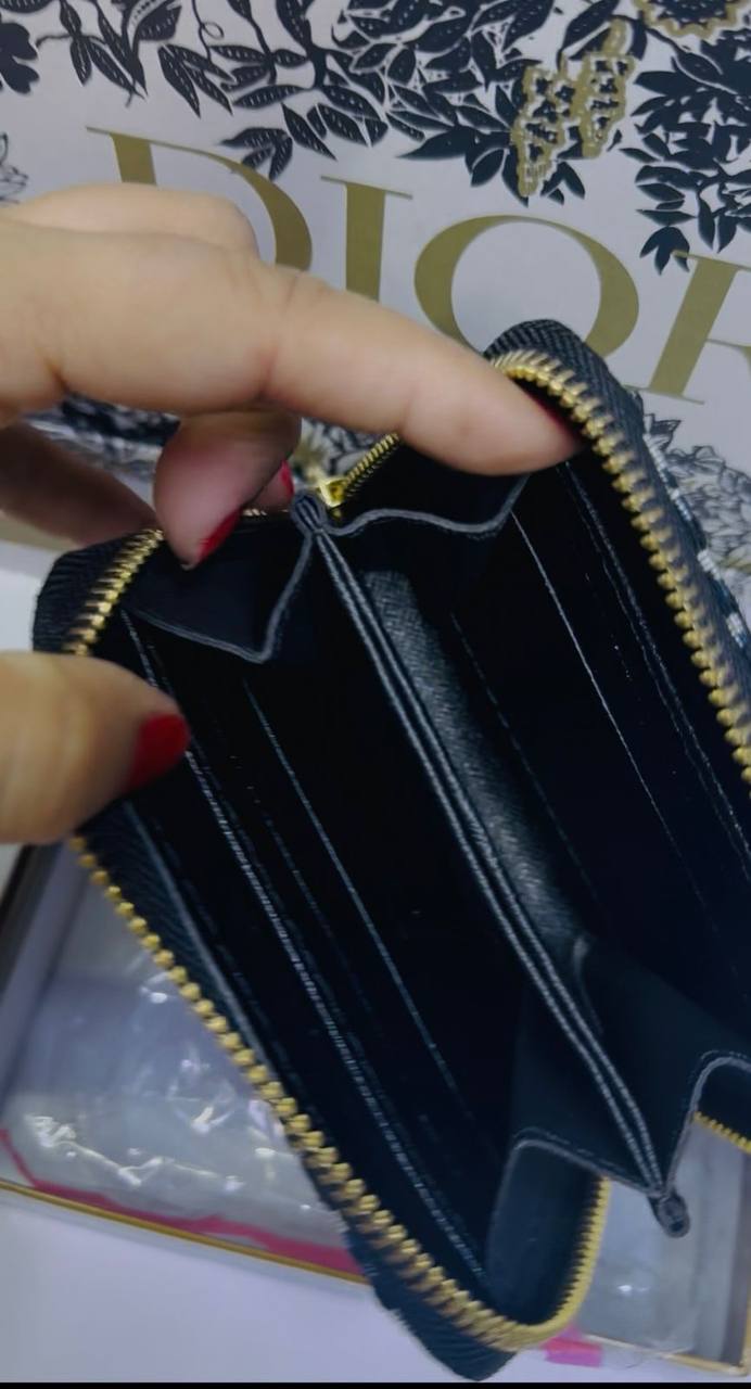 Wallets
With box
🎁🎁🎁
30 dhs✅
Zain93
♥️♥️♥️