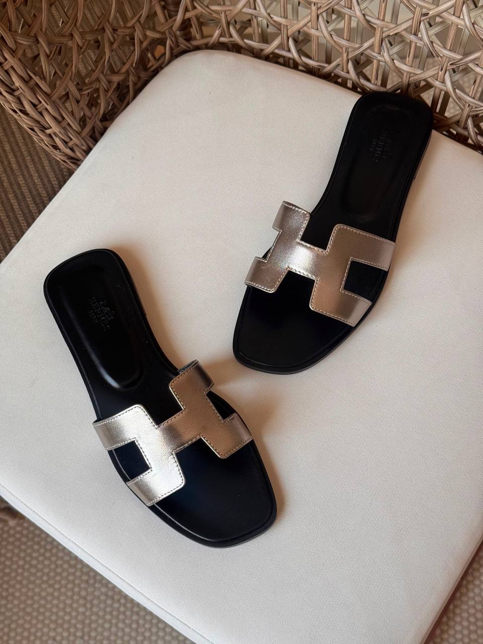🩶✨ HERMES ✨🩶
🤩 Available New Arrival 🤩
😍😍 Super Master Quality 😍😍
👠 Size: 36 to 41
💎 Premium Quality
450 dhs✅
Zain198
♥️♥️♥️