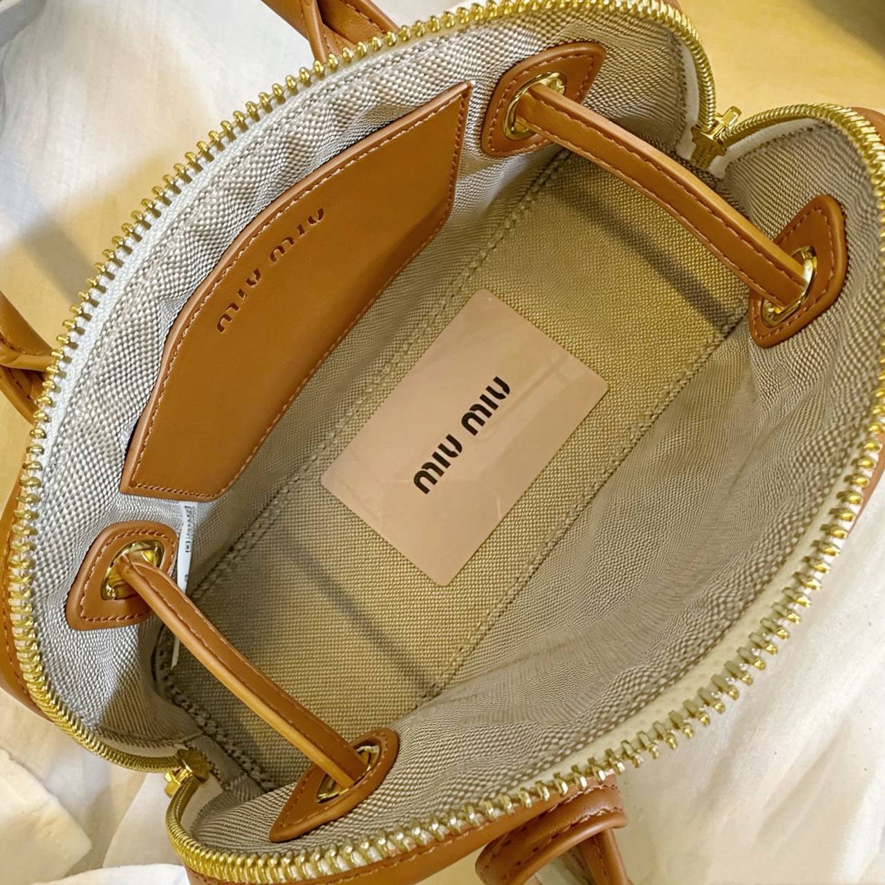 MIU MIU
GOOD QUALITY
WITH BOX 🎁
100 dhs✅
Zain195
♥️♥️♥️