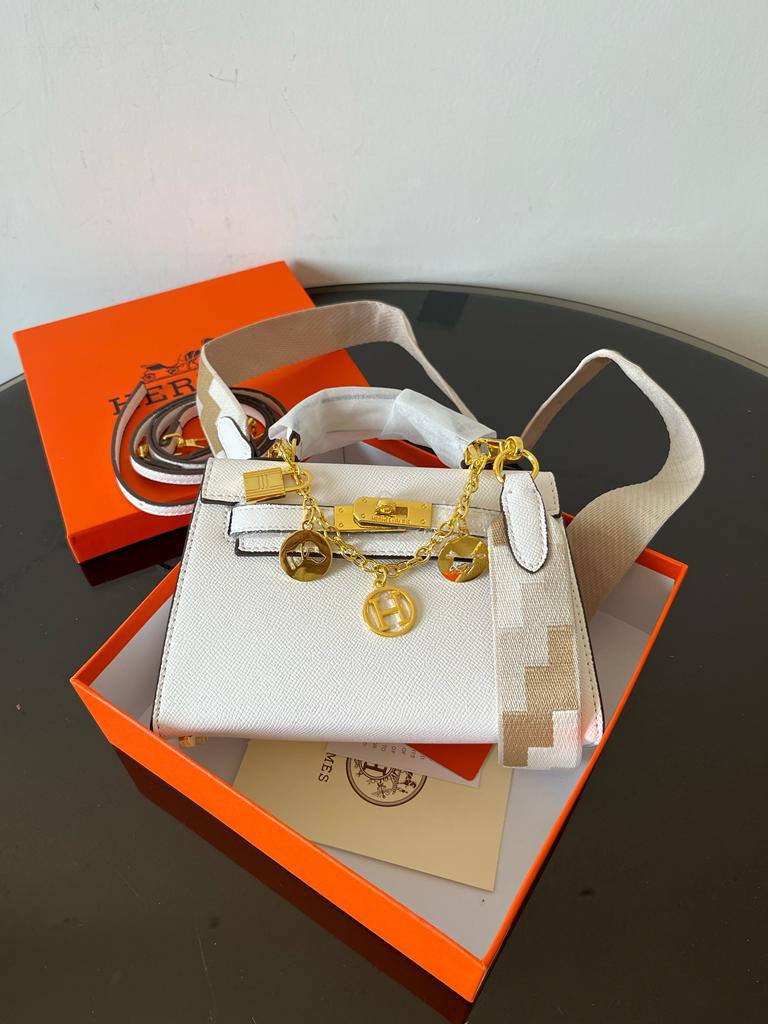 Hermes
100 dhs🇦🇪🇦🇪
size 22cm
with box
Zain26
♥️♥️♥️