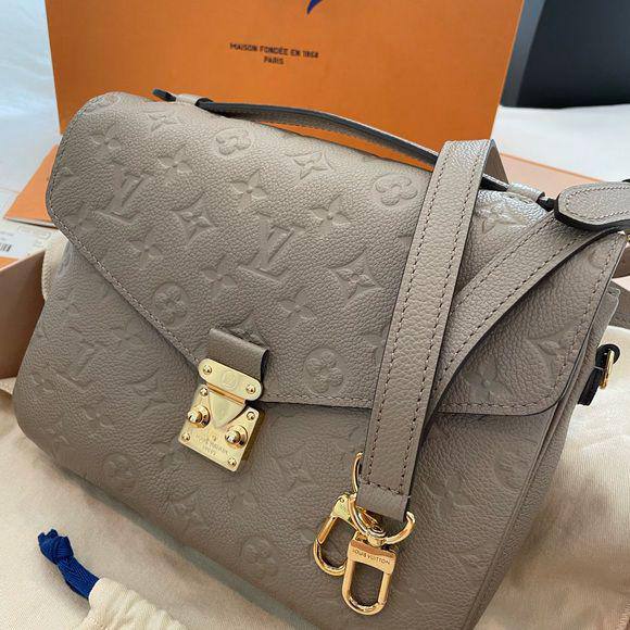 LV
re stock premium quality
360 dhs🇦🇪🇦🇪🇦🇪
25cm…..❤️❤️
Zain228
♥️♥️♥️