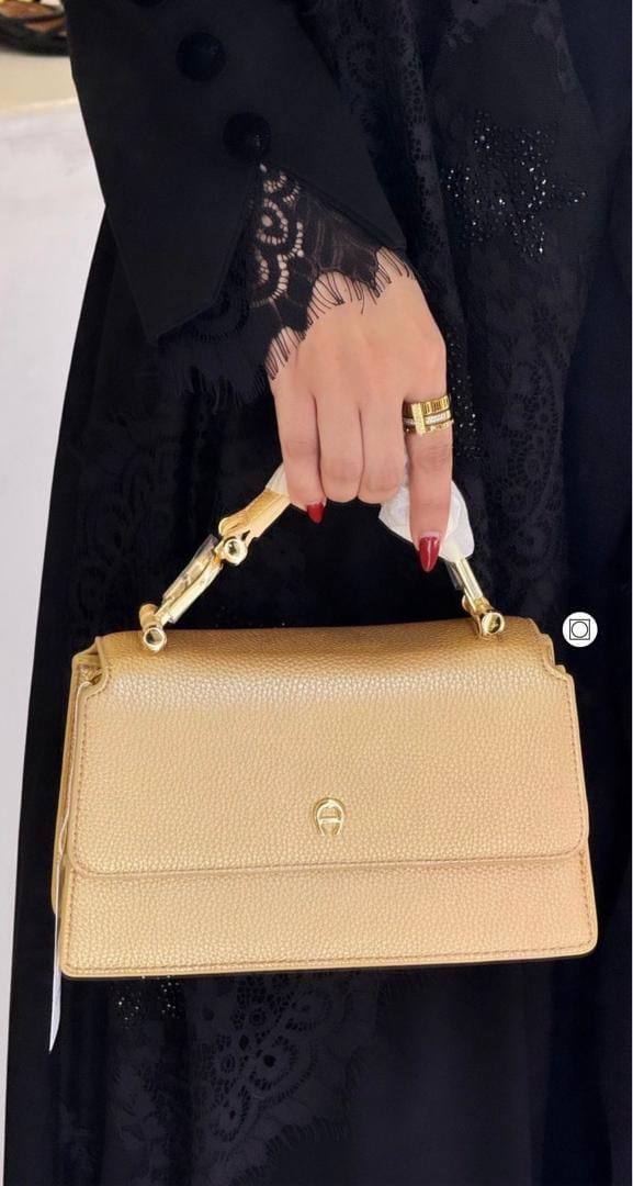 Aigner
100 dhs 🇦🇪🇦🇪🇦🇪
with box
Zain26
♥️♥️♥️