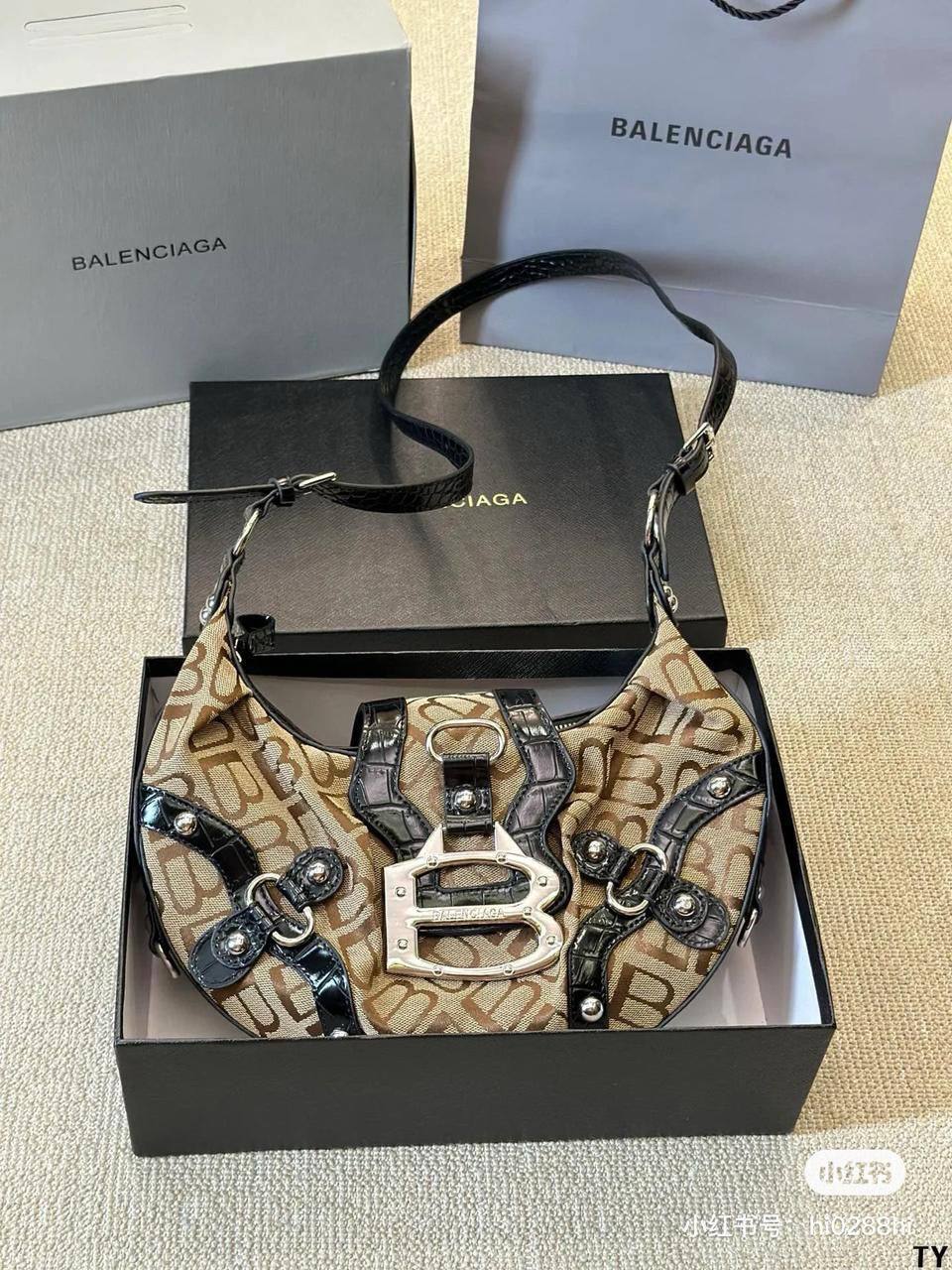 Balenciaga
36*22*18 cm
80 dhs🪙💚
Zain17
♥️♥️♥️