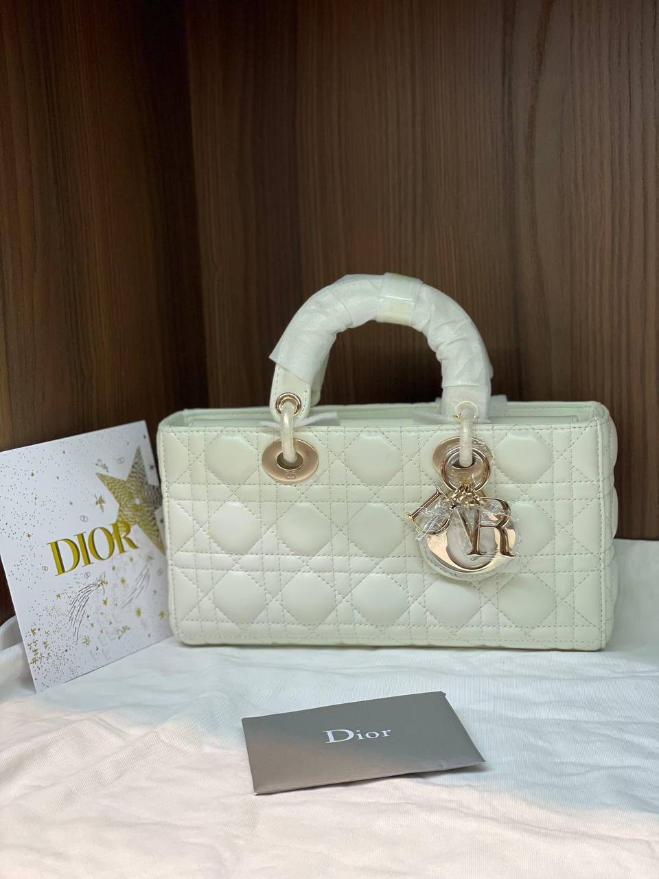 NEW✨DIOR✨
SUPER MASTER QUALITY🫶
WITH FULL PACKAGING🎁
SIZE::✨26CM✨
1250 dhs🪙💚
Zain254
♥️♥️♥️