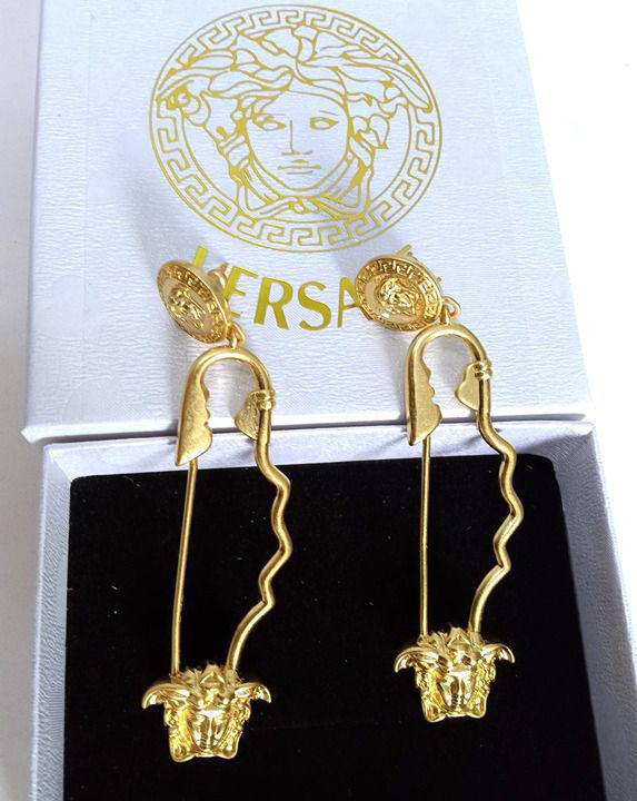 Versace Earrings 💎
Master quality
*50* AED normal box 📦
Zain48
♥️♥️♥️