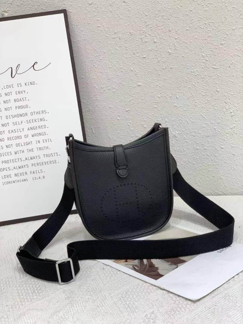Hermes
Best quality with box’s
85 dhs✅
size 20 cm
Zain290
♥️♥️♥️