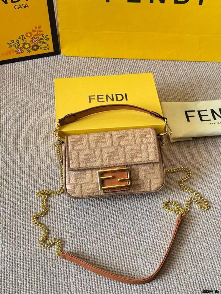 FENDI
Mini Baguette
Master quality
18cm
with box
🎁🎁🎁
190 dhs❤️
Zain95
♥️♥️♥️