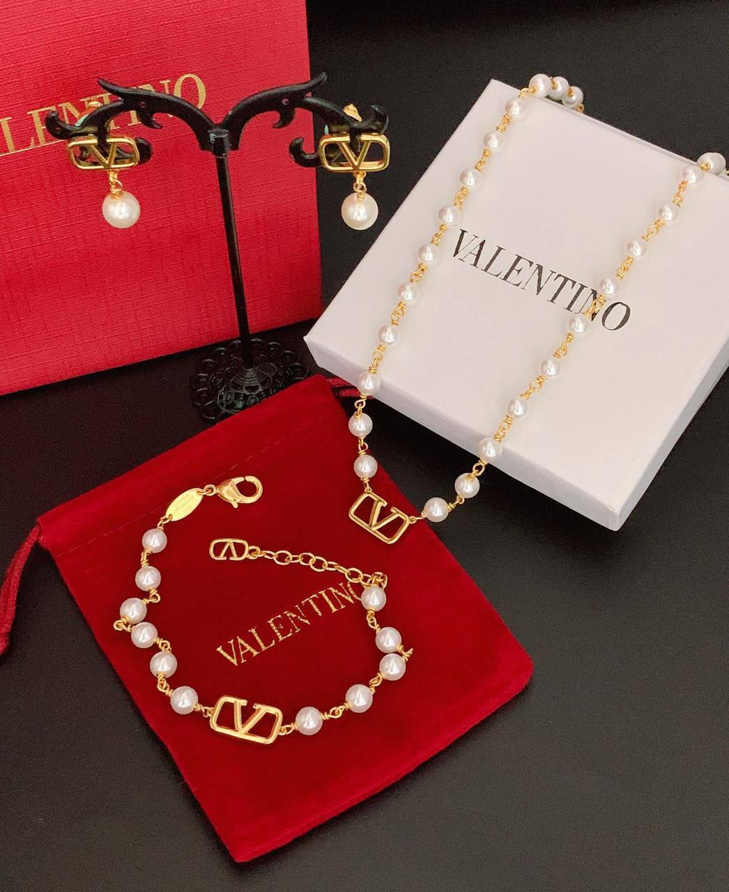 VALENTINO Set_
*NECKLACE*
*BRACELET*
*EARRINGS*
135 dhs🌺
_With_
*SAME BOX* 📦
*Master Quality*✨✅
Zain89
♥️♥️♥️