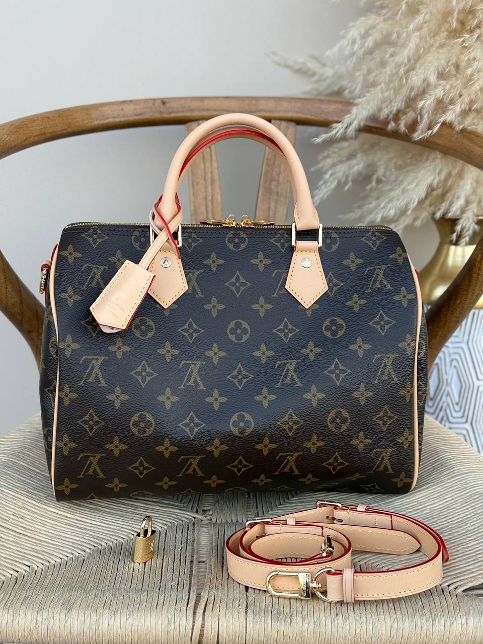 New Collection✨✨✨
LV
30cm
380 dhs💓
Top quality
With box🎁
Zain167
♥️♥️♥️
