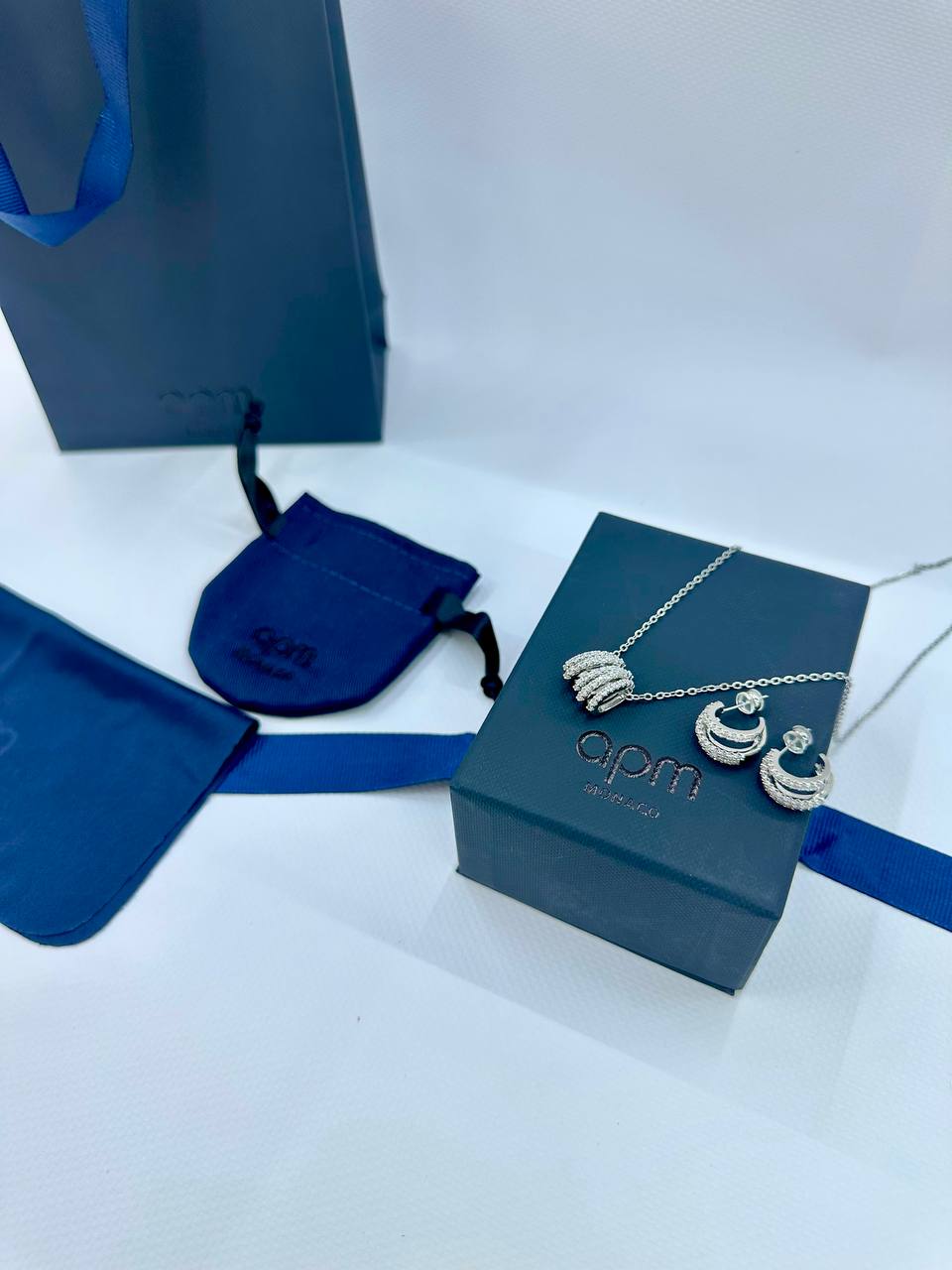 Apm❤️🔥*
Necklace 🦋
Earring💥
good quality 💯
With normal boxes 🗃️
And paper bag
40 dhs✅
With master box 🗃️
55 dhs✅
Zain216
♥️♥️♥️