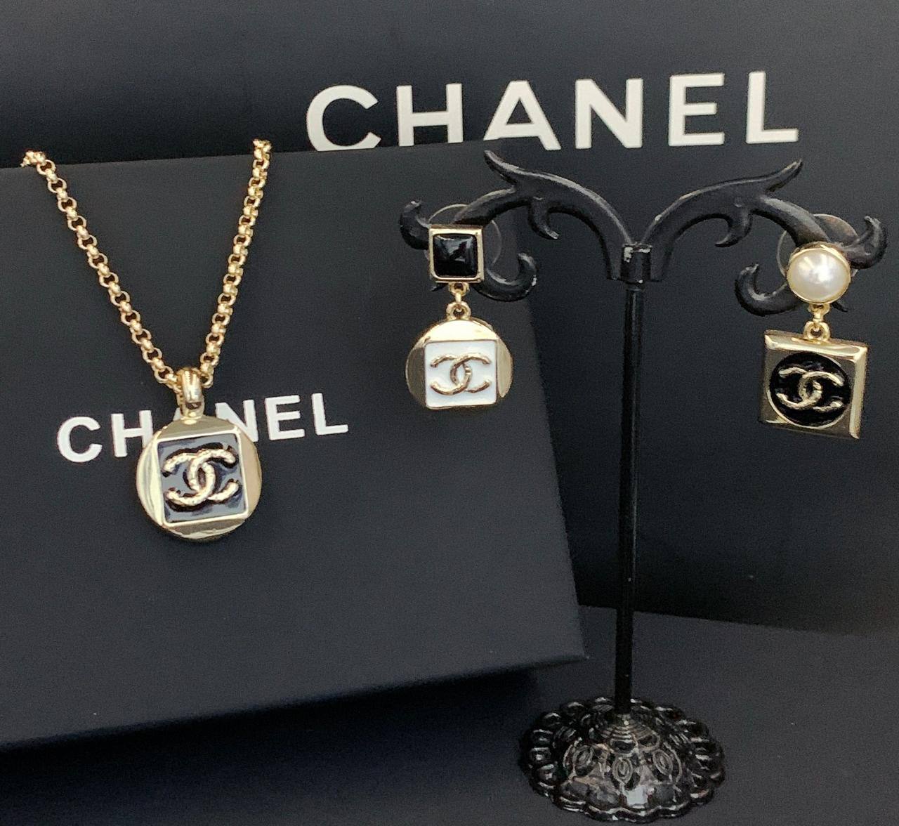 SET MASTER✨💫
NECKLACE EARRINGS
WITH BOX AND PAPER BAG
🎁🎁🎁
115 DHS💓
Zain89
♥️♥️♥️