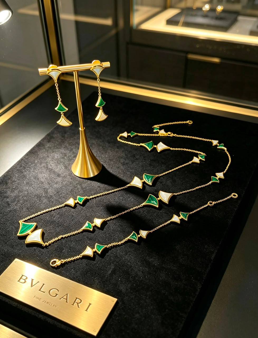 BVLGARI MASTER
SET 💫✨
NECKLACE BRACELET EARRINGS
420 DHS✅
WITH BOX AND PAPER BAG🛍️🎁
Zain89
♥️♥️♥️